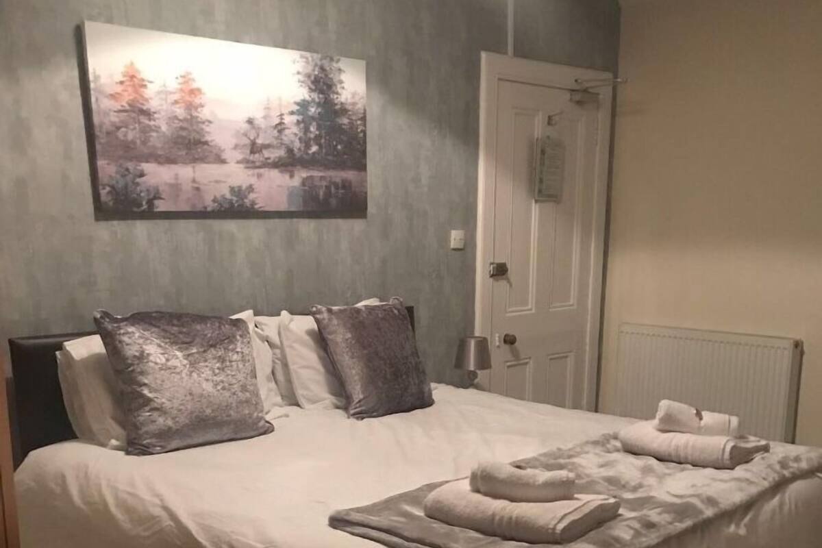 Double Room (Room 2) | Hypo-allergenic bedding, desk, iron/ironing board