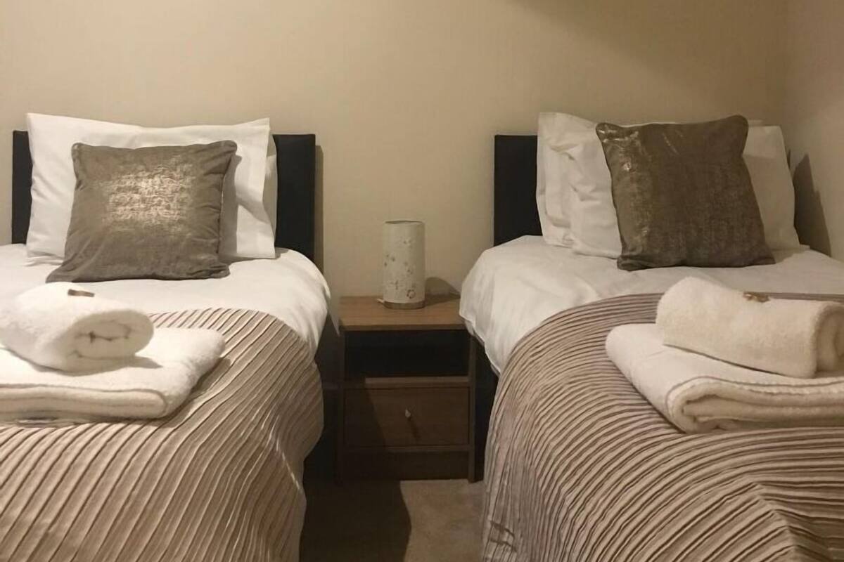 Twin Room | Hypo-allergenic bedding, desk, iron/ironing board