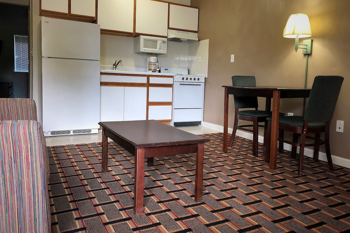 Deluxe Suite, 1 Queen Bed, Non Smoking | Private kitchen | Full-size fridge, microwave, stovetop, coffee/tea maker