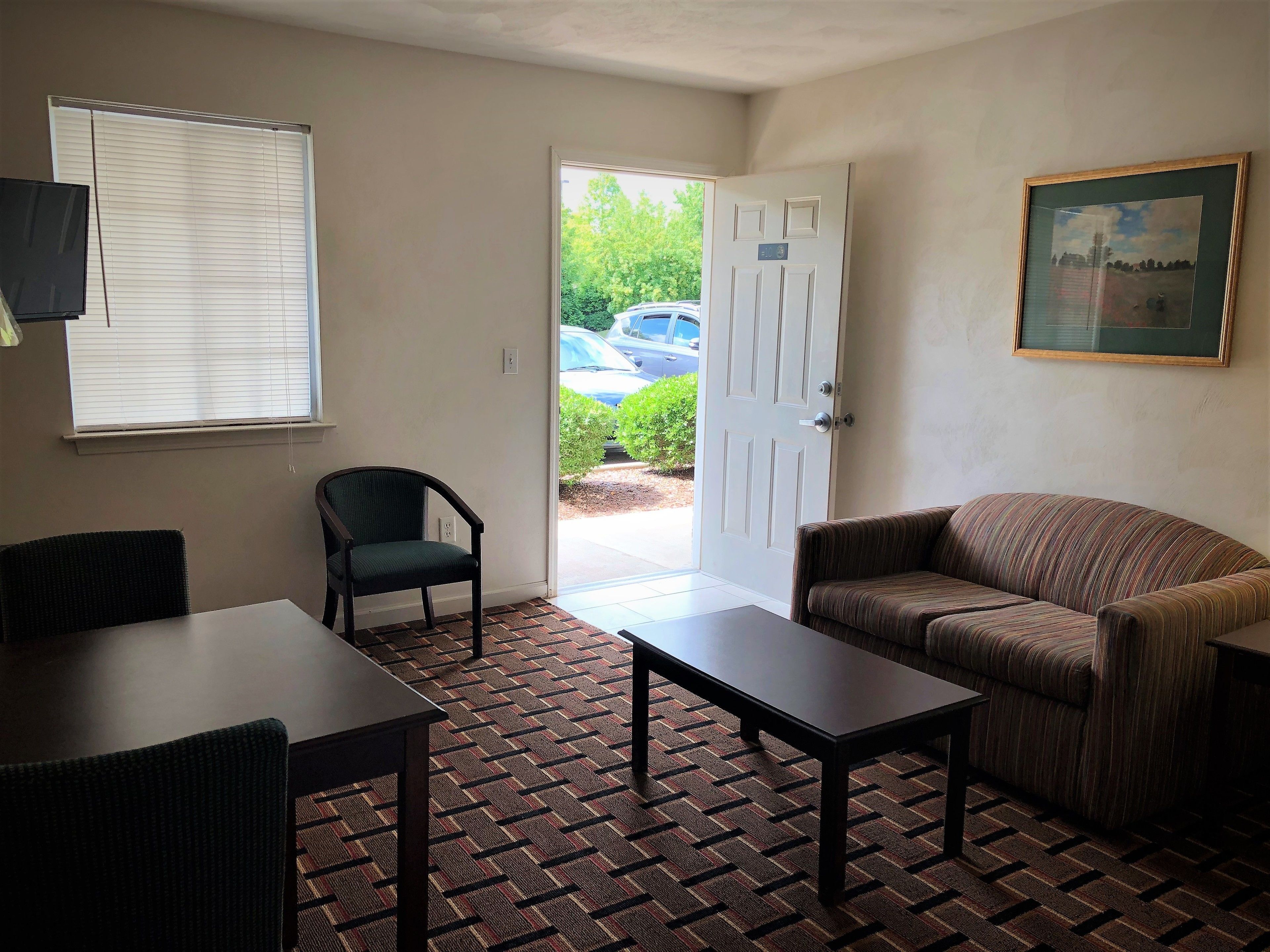 Deluxe Suite, 1 Queen Bed, Non Smoking | Living room | 32-inch flat-screen TV with cable channels, TV