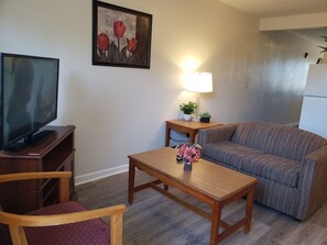 Deluxe Suite, 1 Queen Bed, Non Smoking | Living area | 32-inch flat-screen TV with cable channels, TV - Affordable Suites Burlington (Burlington)