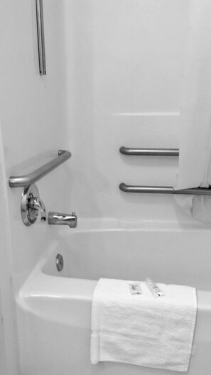 Economy Suite, 1 Queen Bed, Accessible, Non Smoking | Bathroom | Combined shower/tub, towels