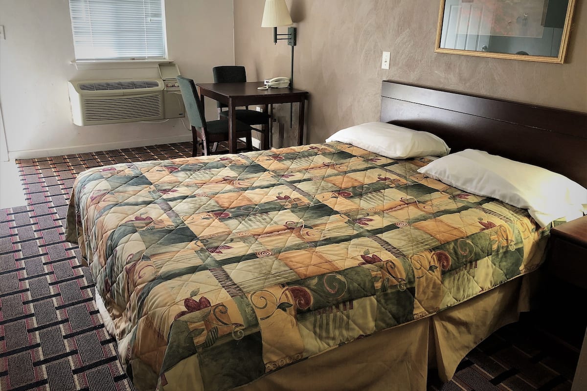 Deluxe Room, 1 Queen Bed, Non Smoking | 1 bedroom, free WiFi, bed sheets