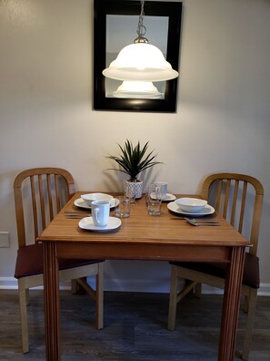 Deluxe Suite, 1 Queen Bed, Non Smoking | In-room dining - Affordable Suites Burlington (Burlington)