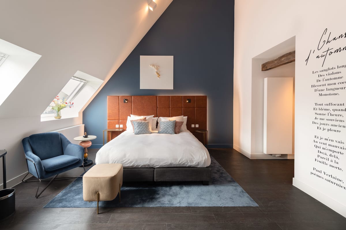 The Verlaine Suite | Een minibar, een kluis op de kamer, een bureau