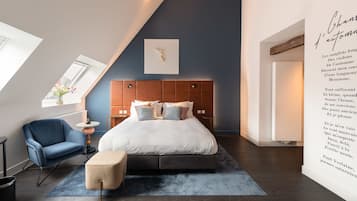 Minibar, coffres-forts dans les chambres, bureau