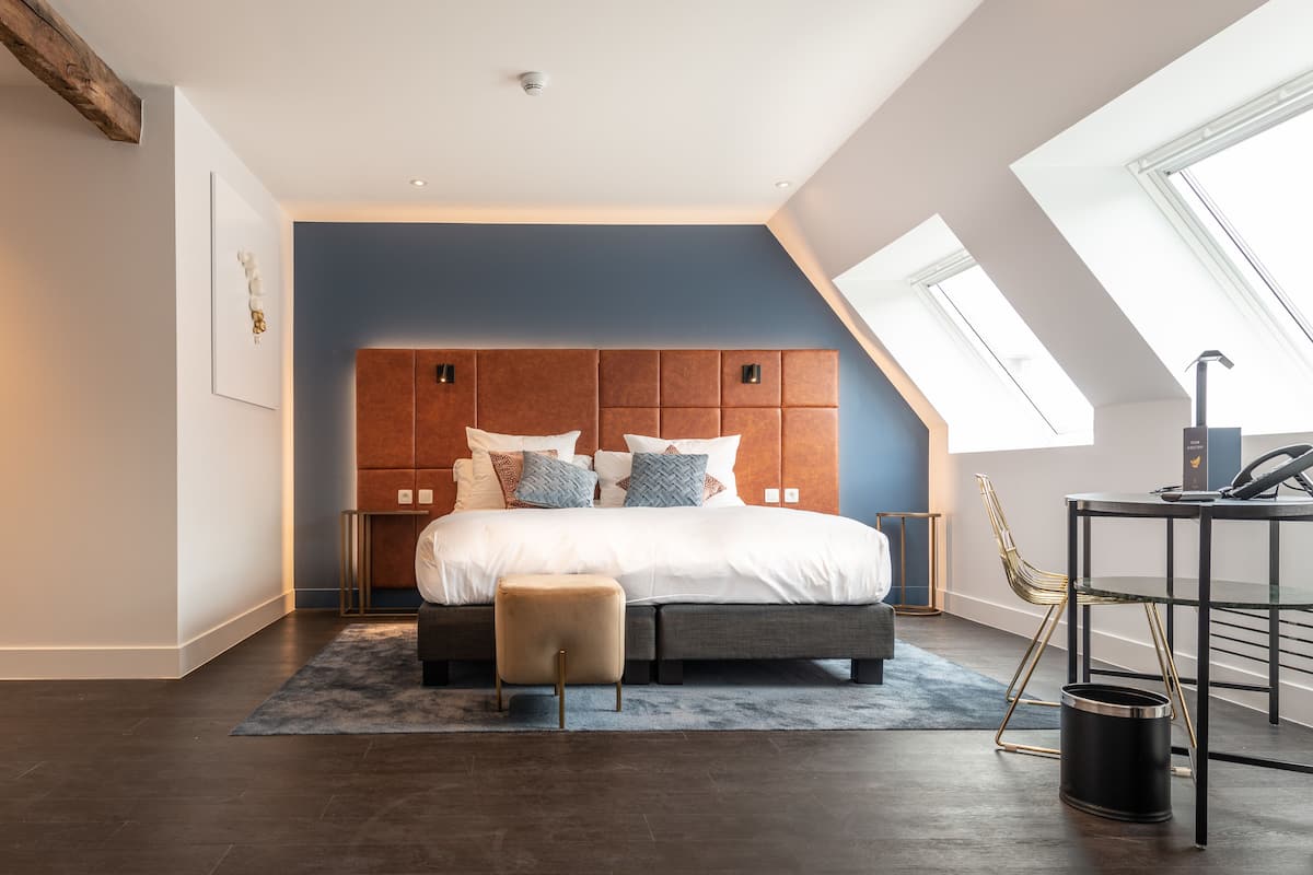 Sablon Mansion Suite | Een minibar, een kluis op de kamer, een bureau