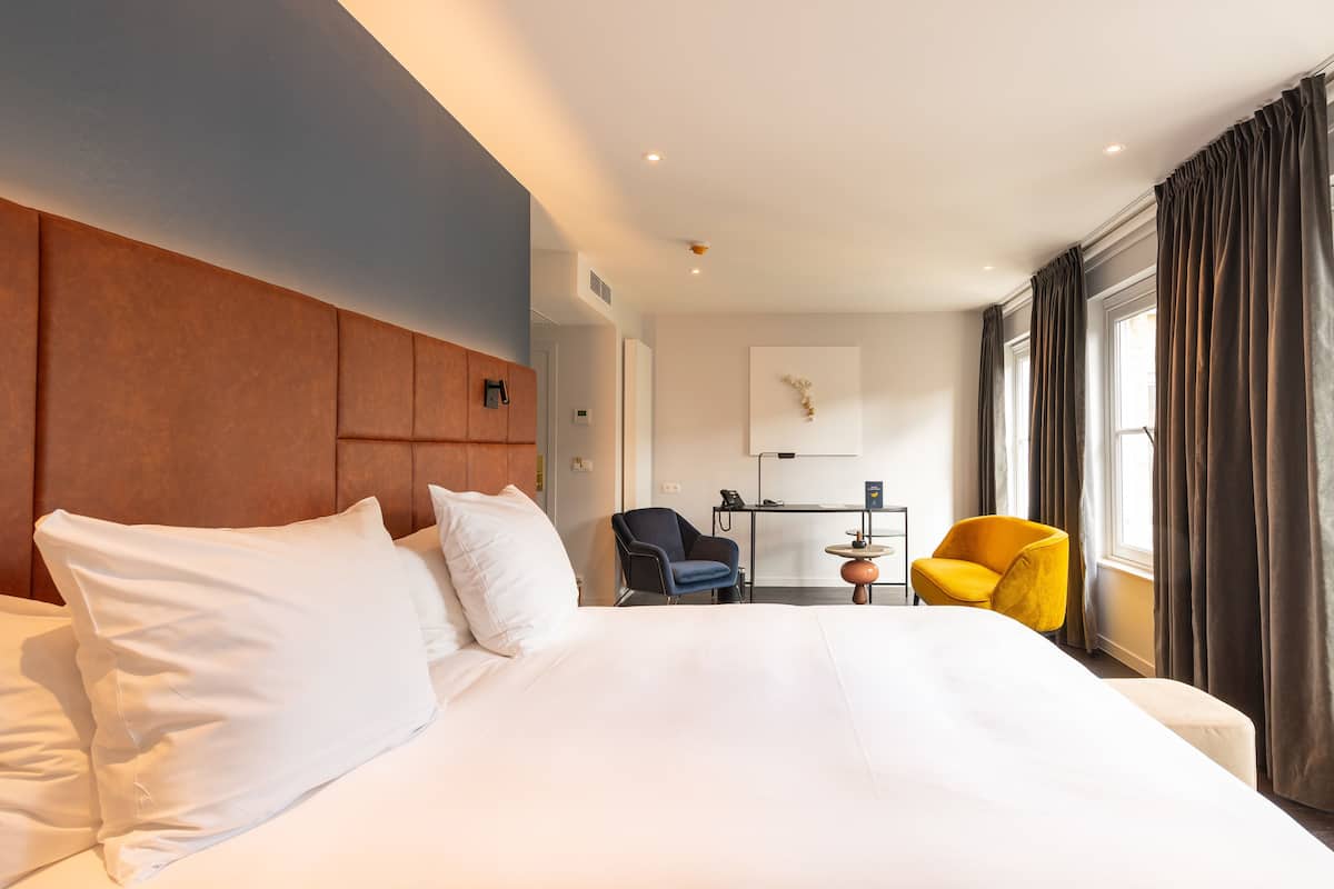 sablon junior suite | minibar, in-room safe, desk, iron/ironing board