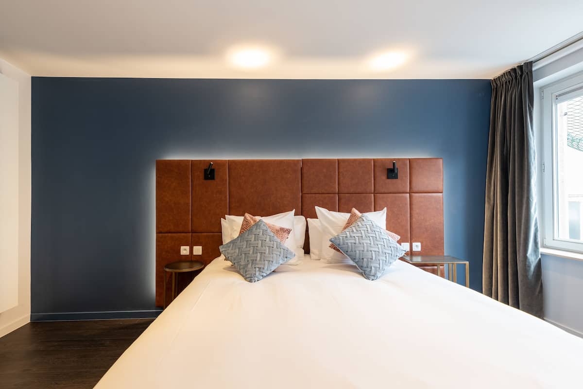 Sablon Deluxe Room | Een minibar, een kluis op de kamer, een bureau