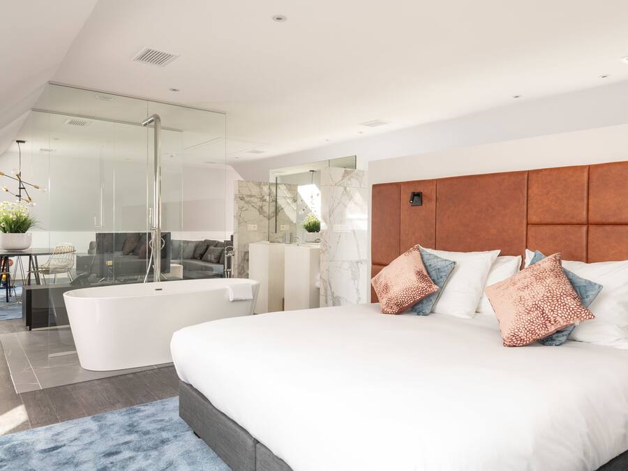 Minibar, in-room safe, desk, iron/ironing board