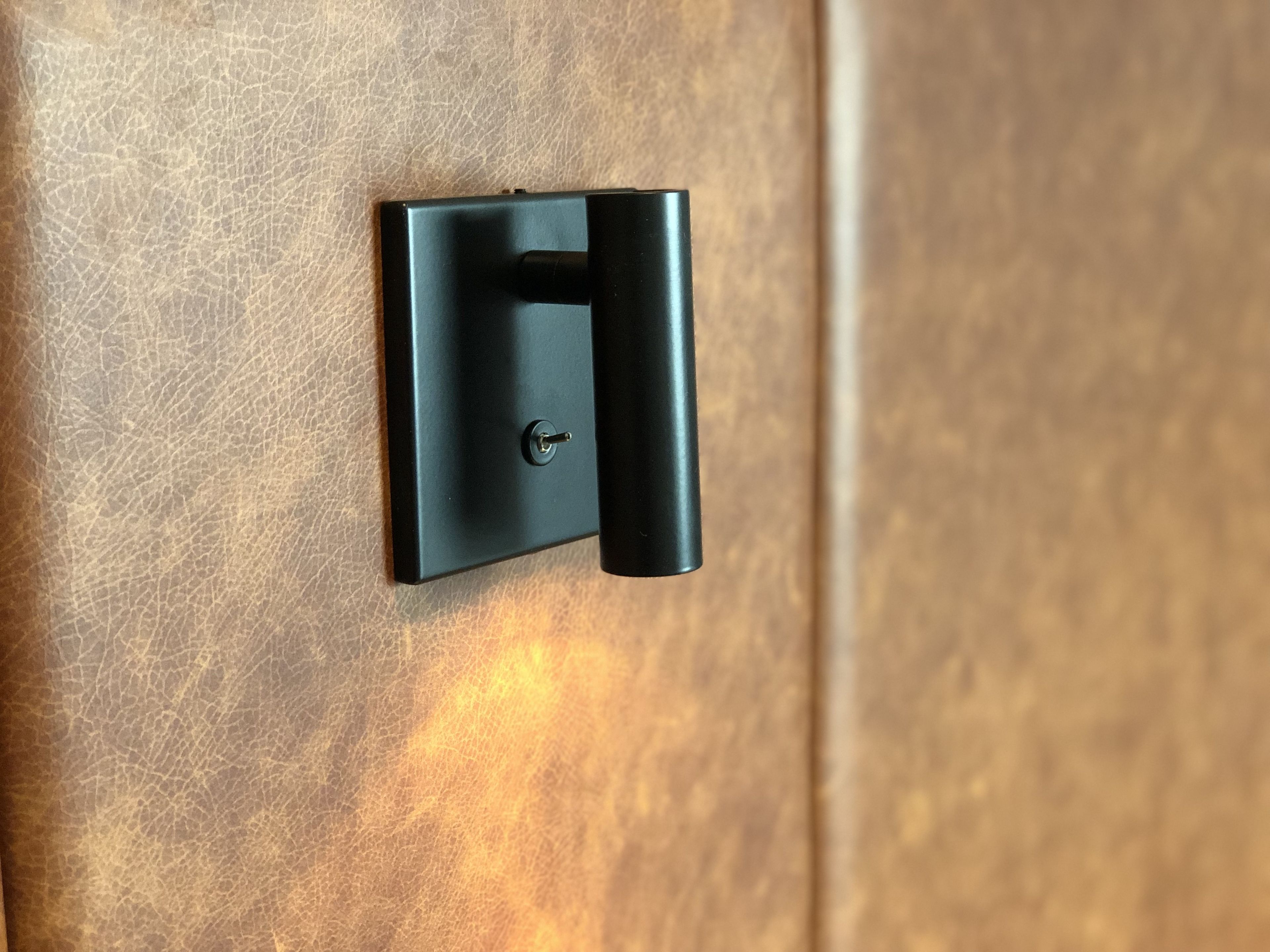 Un pomo negro en una puerta de madera con textura.