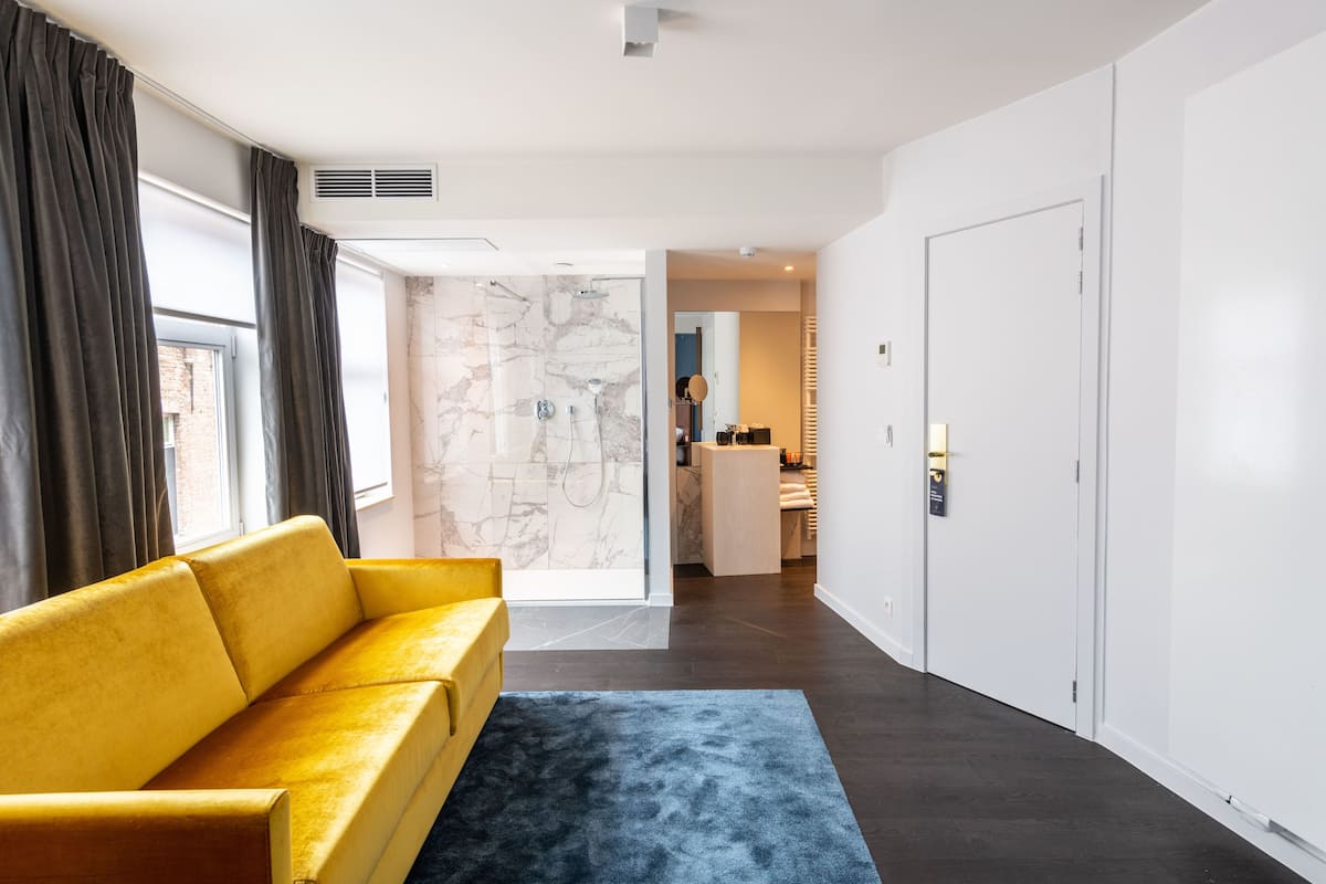 The Residence Family | Een minibar, een kluis op de kamer, een bureau