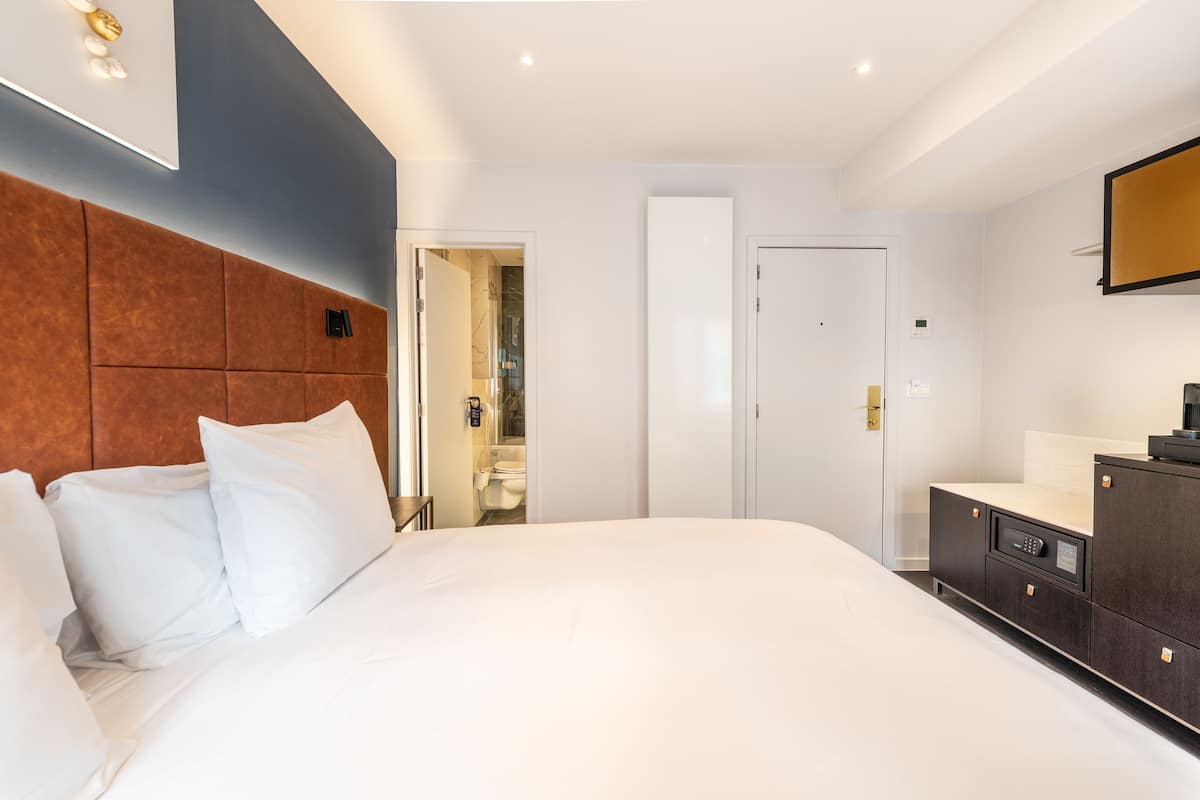 Sablon Room | Een minibar, een kluis op de kamer, een bureau