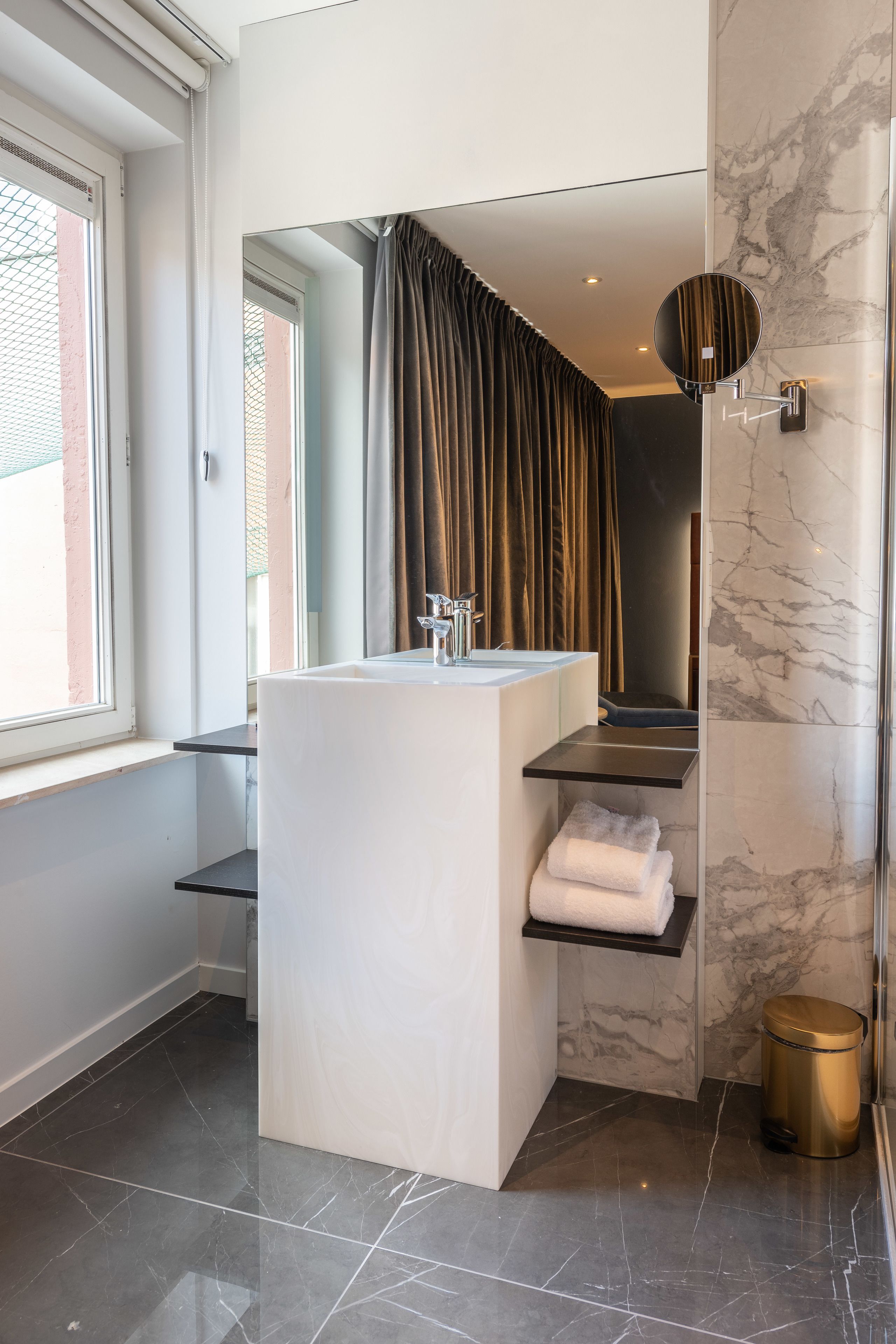 Een moderne badkamer met een inbouwgootsteen, een spiegel en een handdoekhouder.