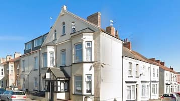 Vista frontal de la propiedad