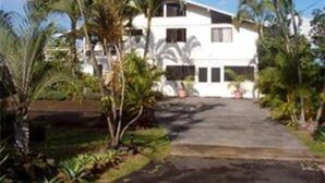 A two-story building with a paved driveway leading to the entrance. - Hale-hoola B & B (Captain Cook)