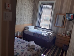 Standard Twin Room | Iron/ironing board - Wellington Hotel (Blackpool)
