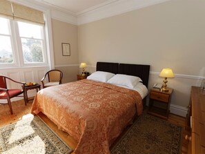 Dobbelt- eller tomannsrom – standard, eget bad | Allergitestet sengetøy, individuelt dekorert og skrivebord