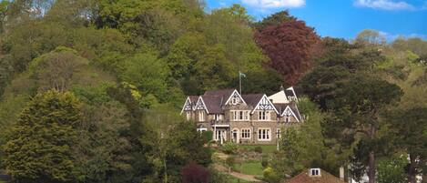 Vista frontal de la propiedad