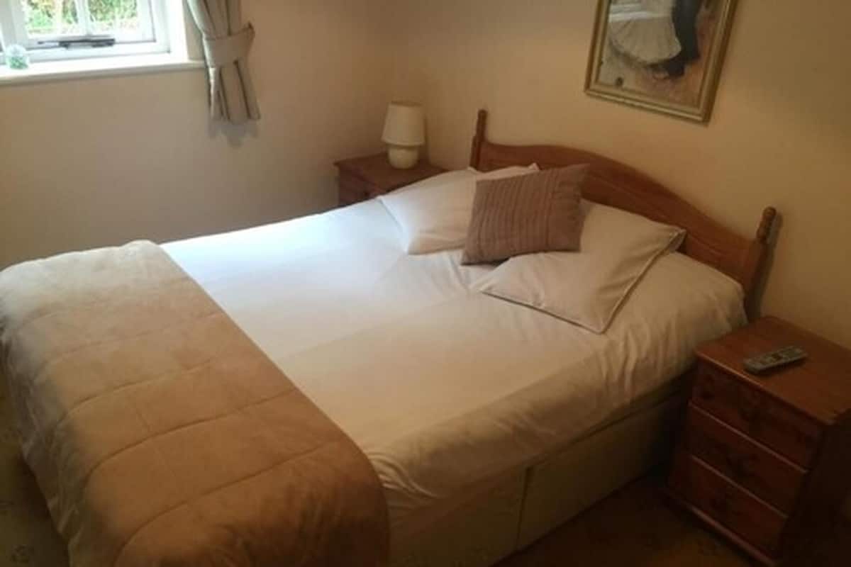 Schreibtisch, Bügeleisen/Bügelbrett, kostenloses WLAN, Bettwäsche