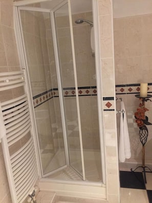 Shower, towels - The Winchfield Inn (Hook)