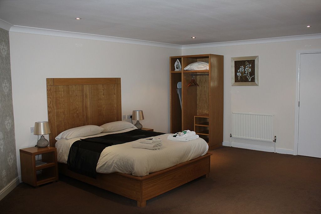 โต๊ะทำงาน, เตารีด/โต๊ะรีดผ้า, Wi-Fi ฟรี, ผ้าปูที่นอน