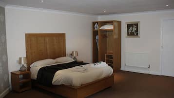 Escrivaninha, ferros/tábuas de passar roupa, Wi-Fi de cortesia