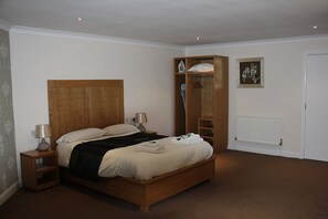 مكتب ومكواة/لوح كي وواي فاي مجانًا وملاءات أسرّة