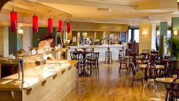 Se sirven desayunos, comidas, cenas y cocina italiana