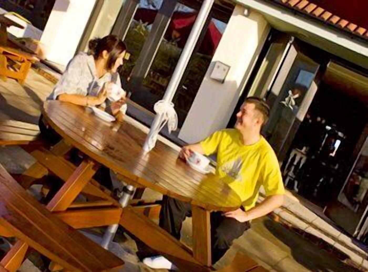 供应早餐、午餐和晚餐，意大利菜