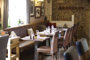 Lunch and dinner served, British cuisine - The Woolpack Country Inn (Alresford)