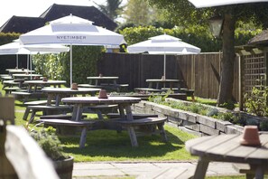 Lunch and dinner served, British cuisine - The Woolpack Country Inn (Alresford)