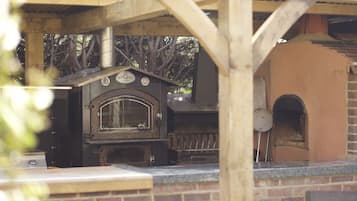 Lunch and dinner served, British cuisine