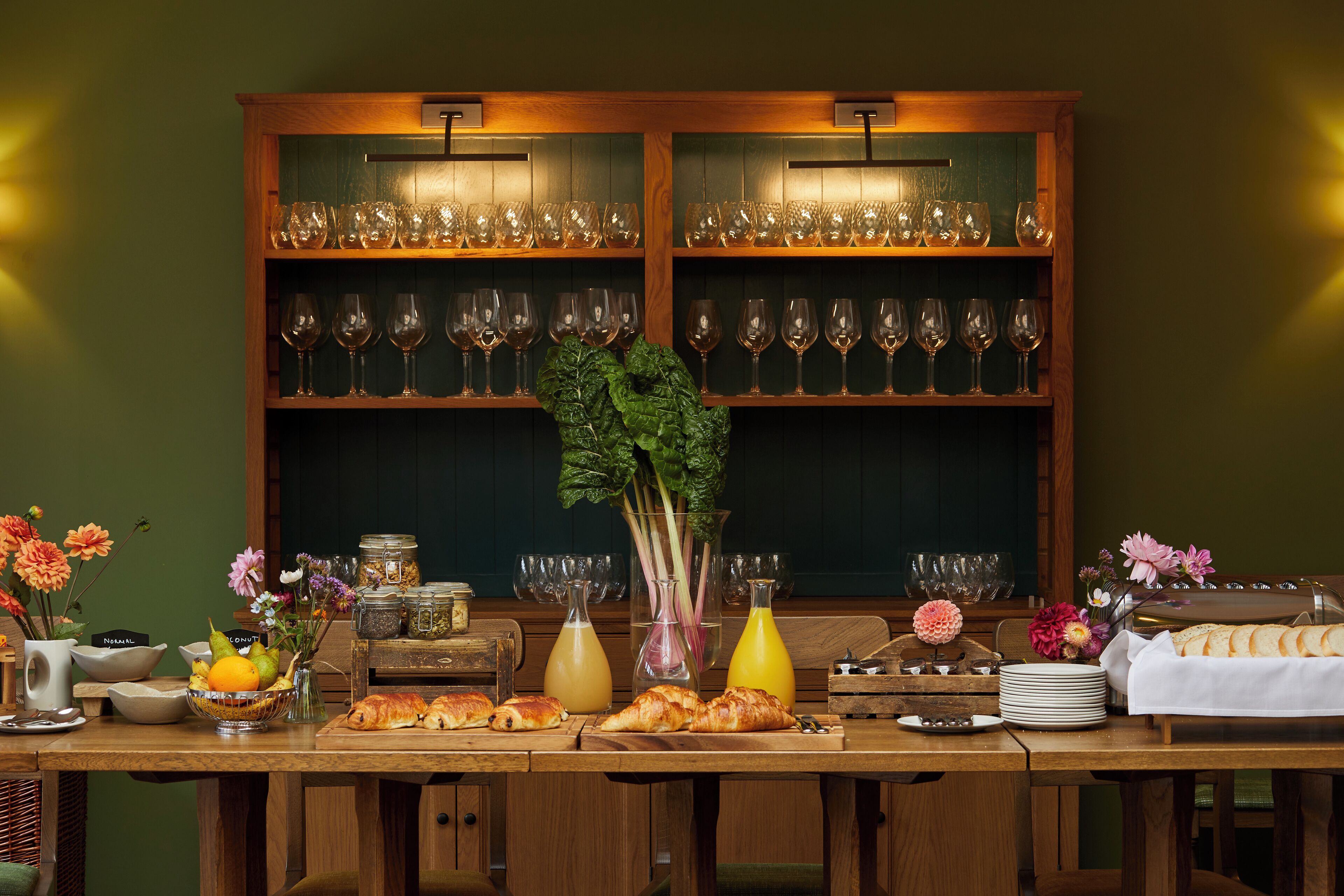 Daily cooked-to-order breakfast (GBP 15 per person)