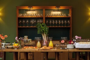 Daily cooked-to-order breakfast (GBP 15 per person) - The Woolpack Country Inn (Alresford)