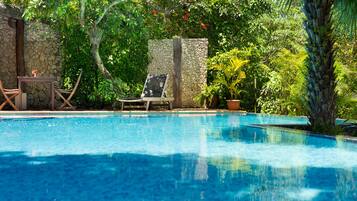 Piscine extérieure, parasols de plage, chaises longues