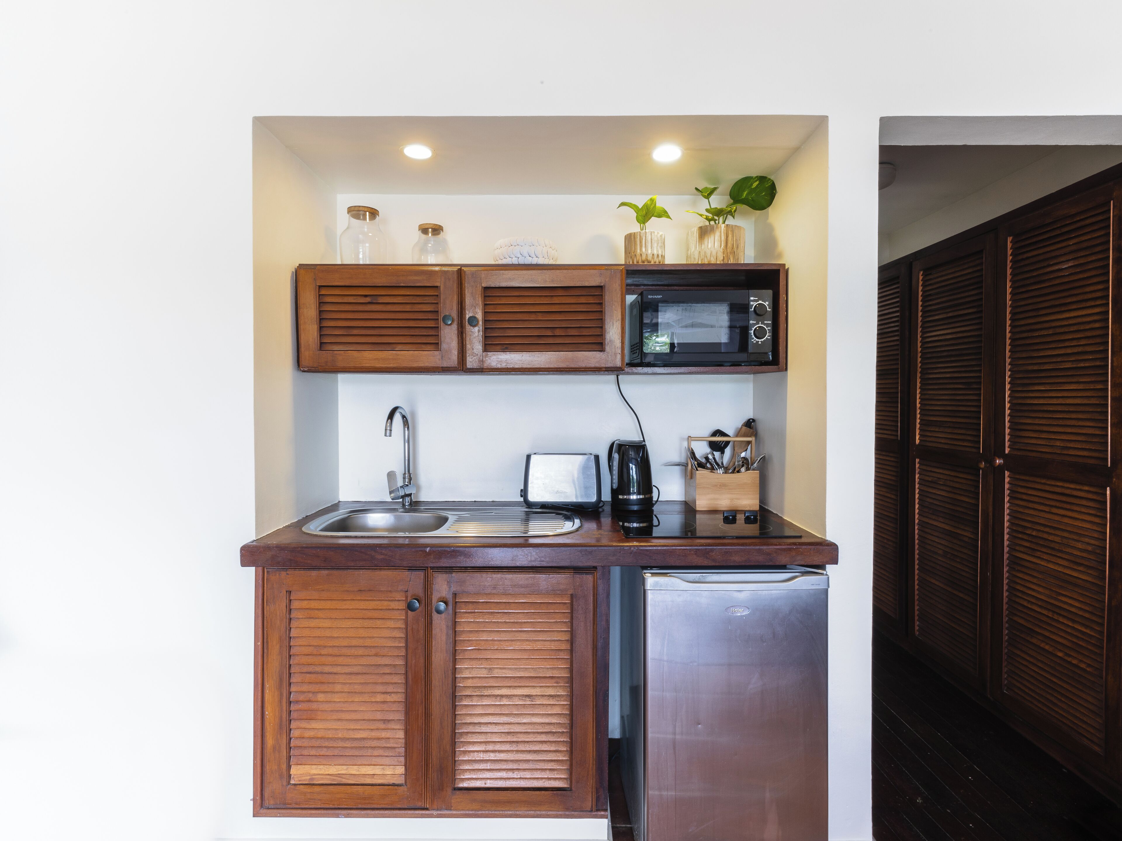 studio suite, sea view, beachside | private kitchenette | microwave, stovetop, coffee/tea maker, electric kettle