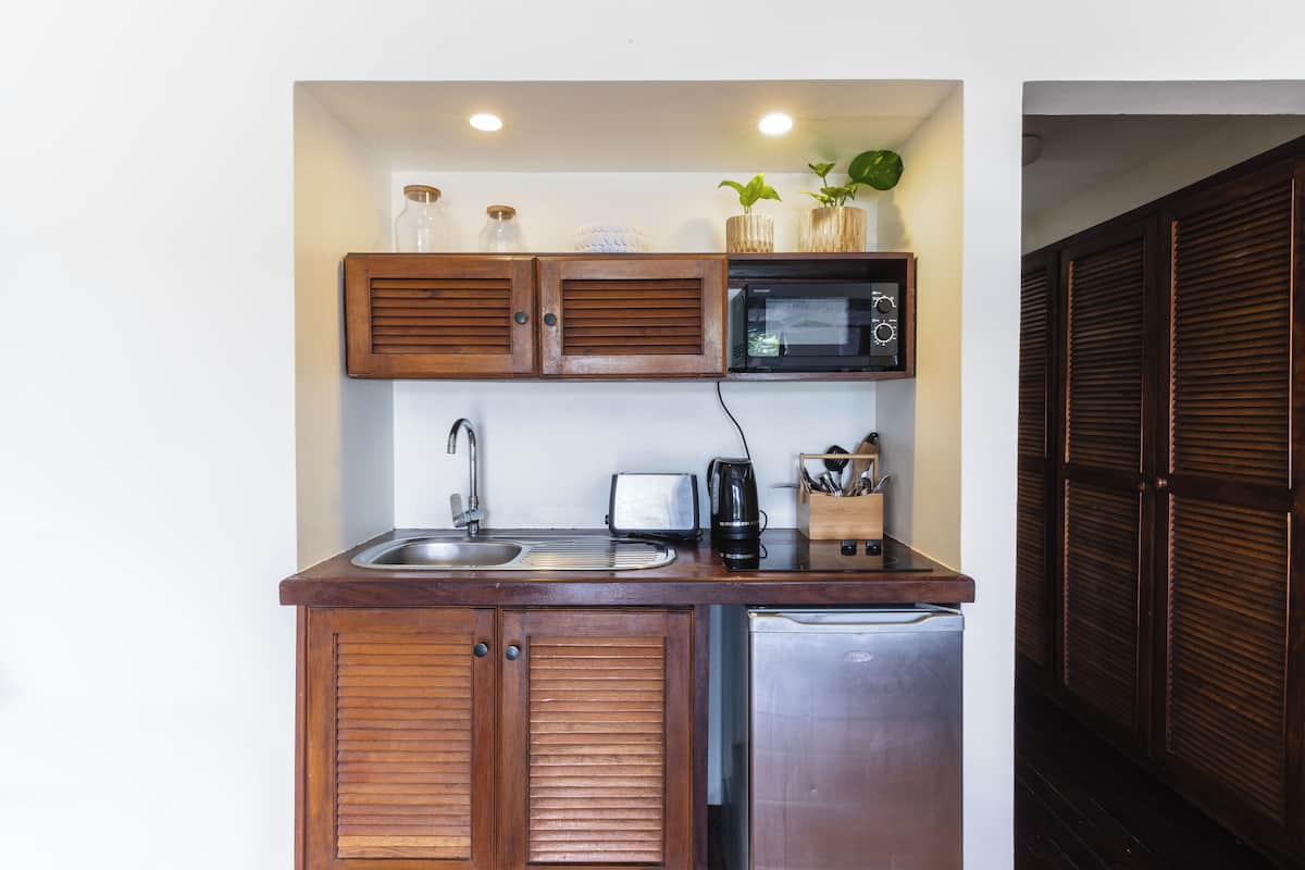 studio suite, sea view, beachside | private kitchenette | microwave, stovetop, coffee/tea maker, electric kettle