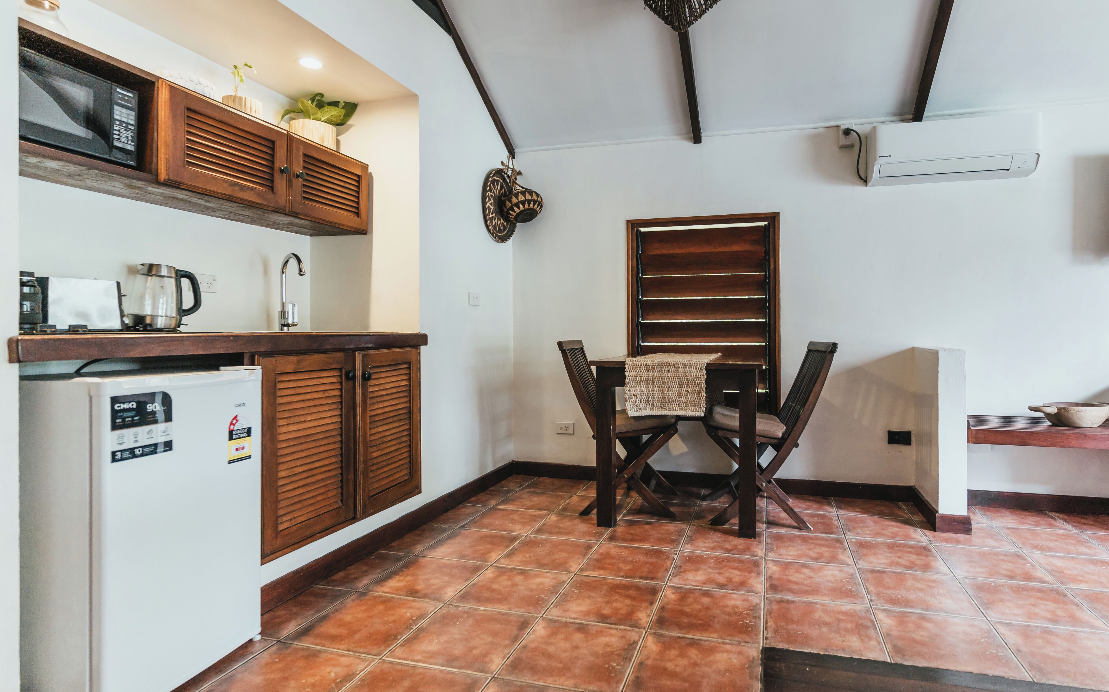 studio suite, sea view, beachside | dining room