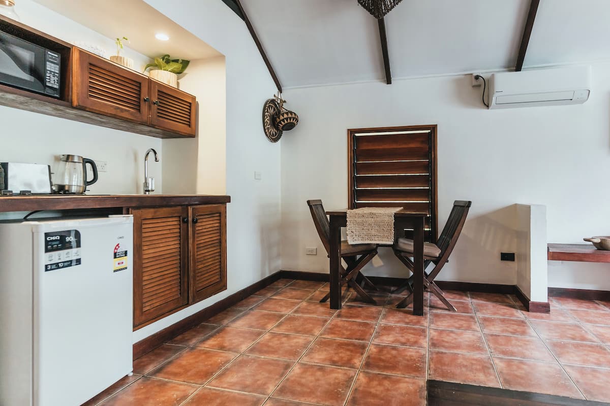 studio suite, sea view, beachside | dining room