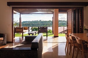 Ropa de cama de alta calidad y caja de seguridad en la habitación 