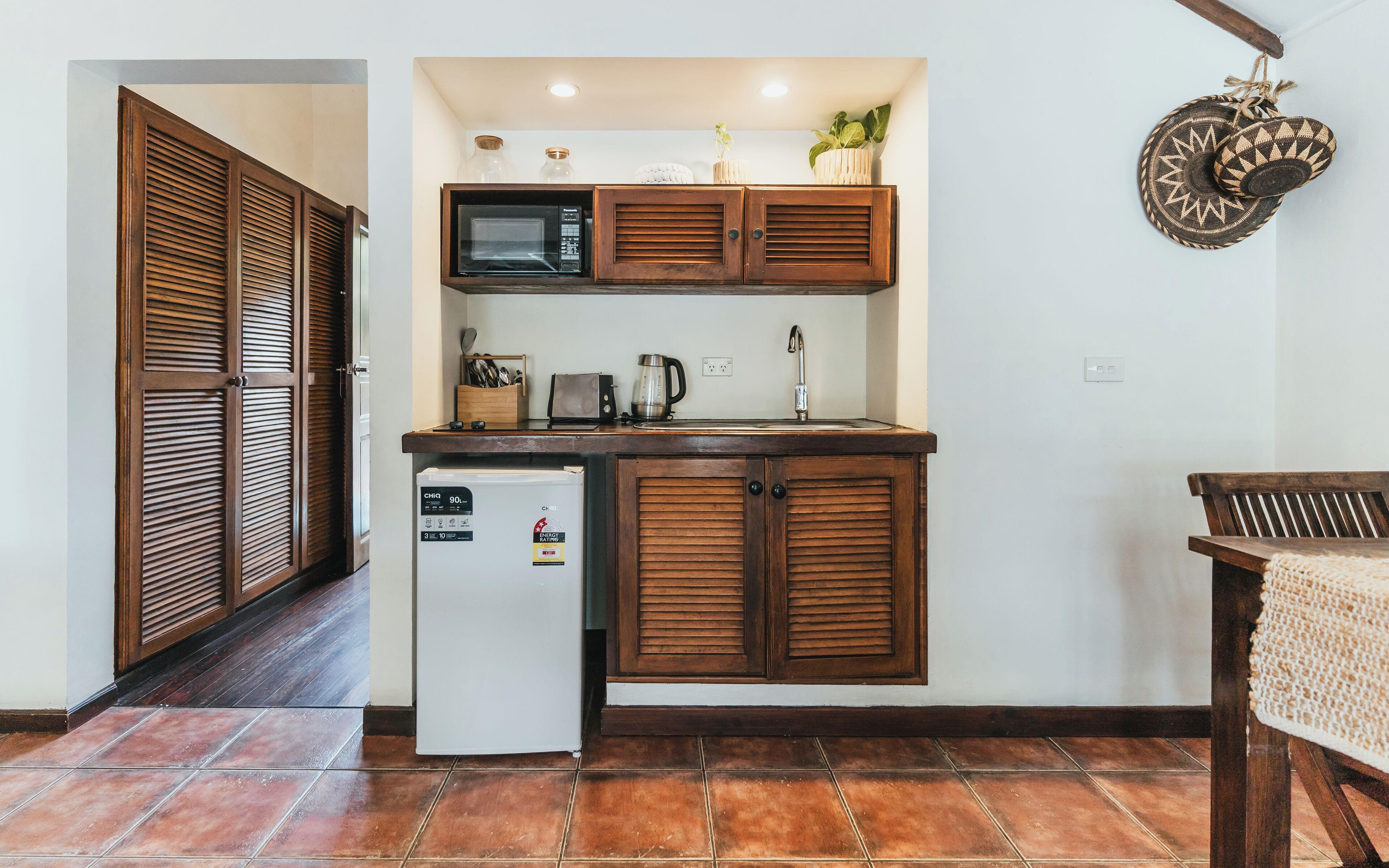 studio suite, sea view, beachside | private kitchenette | microwave, stovetop, coffee/tea maker, electric kettle