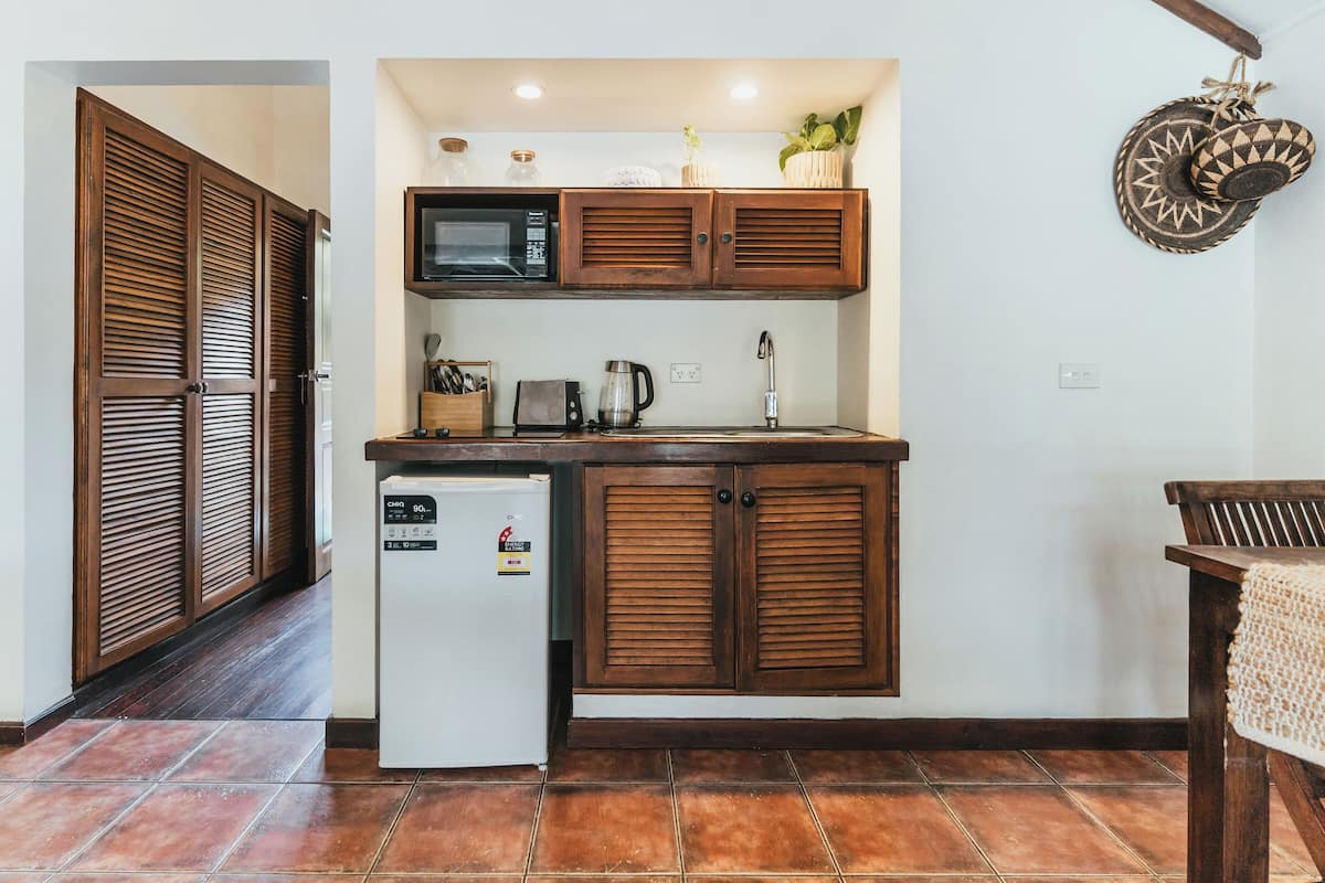 studio suite, sea view, beachside | private kitchenette | microwave, stovetop, coffee/tea maker, electric kettle