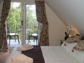 Tabla de planchar con plancha, wifi gratis y ropa de cama 