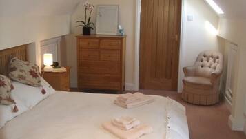 Doppelzimmer, mit Bad (Terrace Room) | Bügeleisen/Bügelbrett, kostenloses WLAN, Bettwäsche