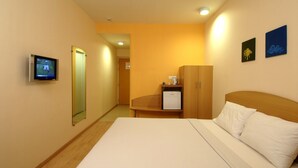 Premium bedding, desk, blackout drapes, iron/ironing board - Ginger Durgapur (Durgapur)