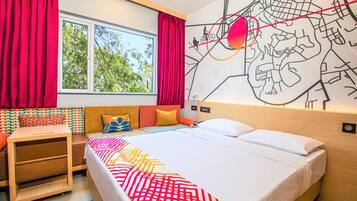 Luxe Queen Room | In-room safe, desk, iron/ironing board, free WiFi