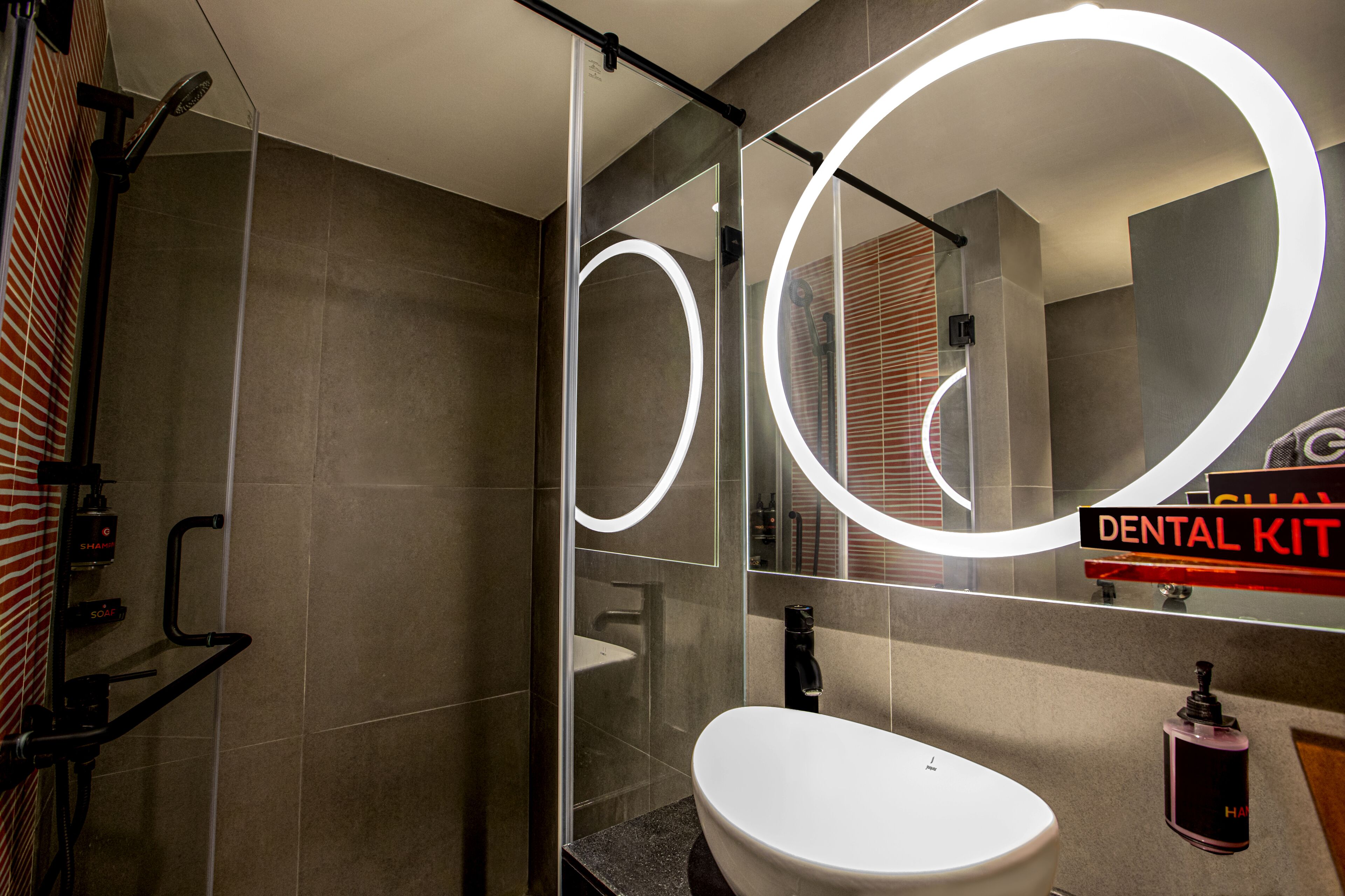 Shower, rainfall showerhead, free toiletries, towels