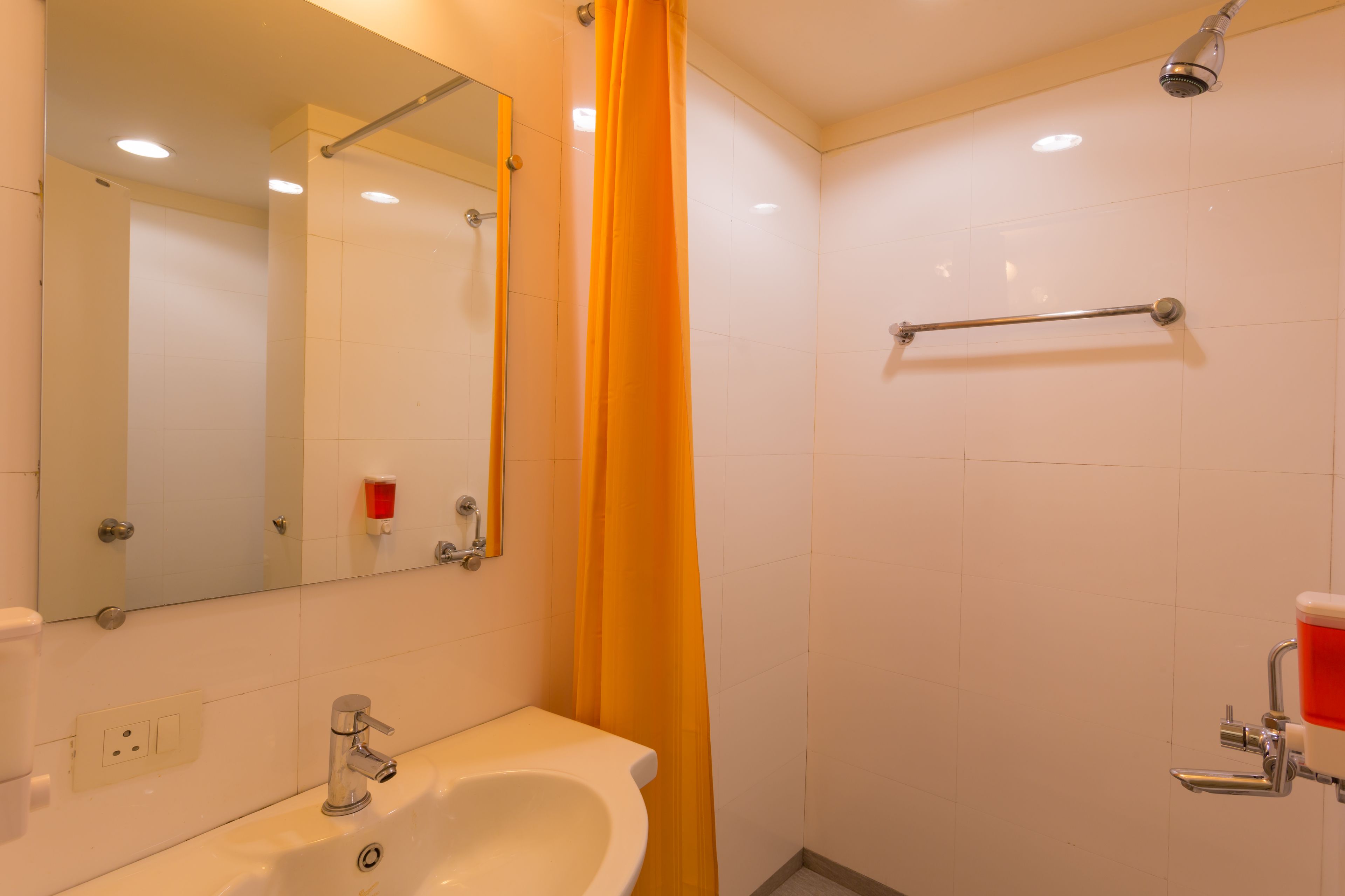 shower, rainfall showerhead, free toiletries, towels