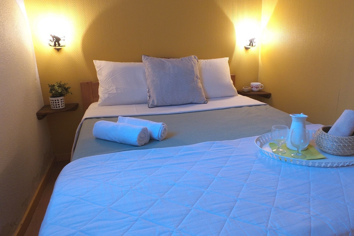 3 bedrooms, blackout curtains, soundproofing, bed sheets